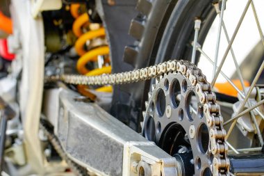 Motocross bisikletin zincir dişli ve zincir