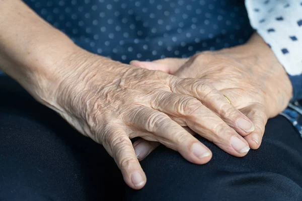 Äldre kvinna hand — Stockfoto