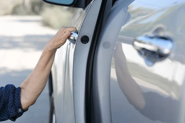 Femme âgée voiture porte ouverte — Photo