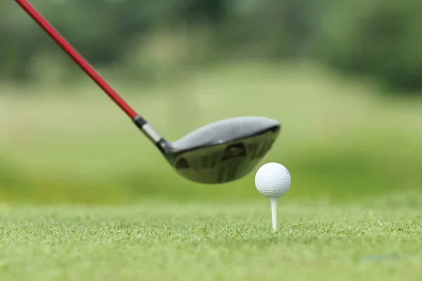 Pelota de golf en una camiseta — Foto de Stock