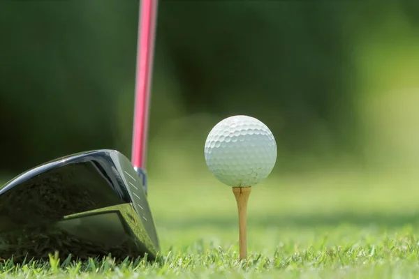 Pelota de golf en una camiseta — Foto de Stock