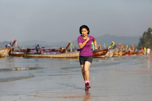 Fitness dziewczyny runner na plaży ao nang w Krabi, Tajlandia — Zdjęcie stockowe