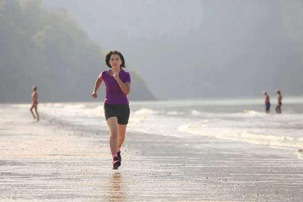 Fitness corridore donna sulla spiaggia di ao nang, Krabi, Thailandia — Foto Stock