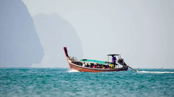 Longtail boats at  Ao Nang beach,  Krabi , Thailand — Stock Photo, Image