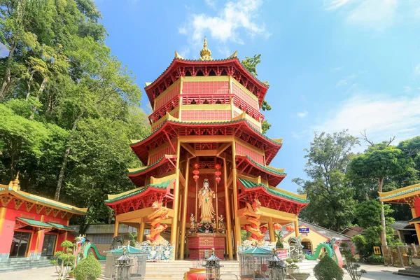 Guan Yin pagoda v Tiger Cave Temple, Thajsko Krabi — Stock fotografie