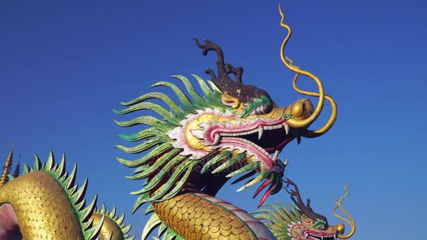 Dragón chino con cielo azul — Vídeos de Stock