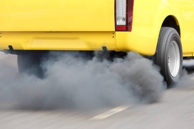 Araç egzoz borusu yolda hava kirliliği