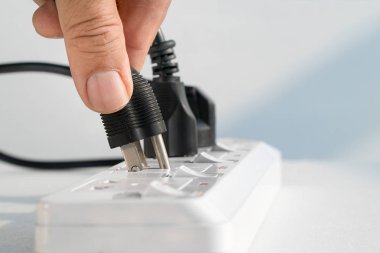 Yaşlı el elektrik prizine takmayı kapatın