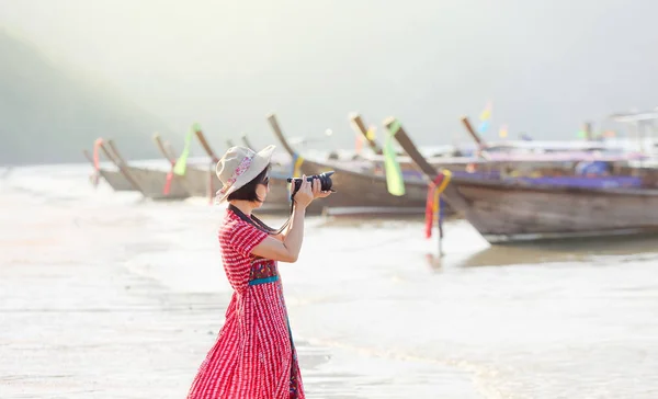 Turistické žena těší cestování dovolená v Krabi, Thajsko. — Stock fotografie