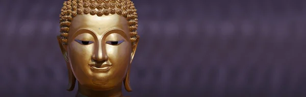 Zlatá socha Buddhy zblízka — Stock fotografie