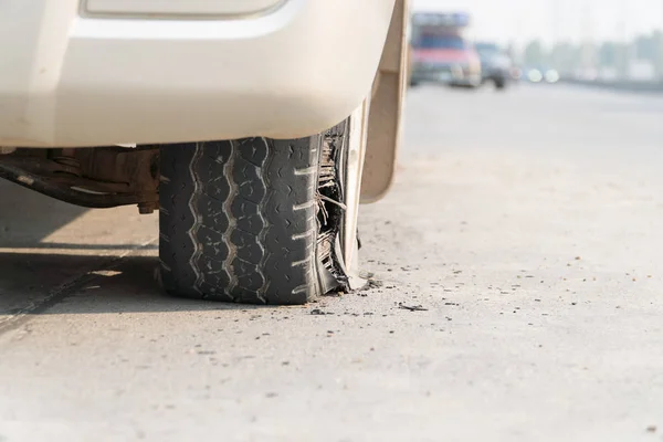 Reifenplatzer auf der Straße — Stockfoto