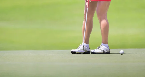 Femmina golfista mettere su verde . — Foto Stock
