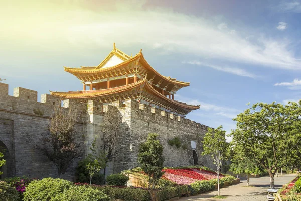 Zuiden oude stadspoort van Dali oude binnenstad, Yunnan, China. — Stockfoto