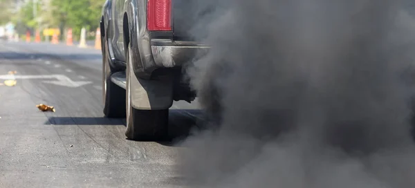 Contaminación atmosférica del tubo de escape del vehículo en carretera . — Foto de Stock