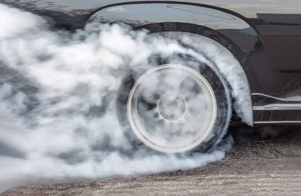 Mesafeli araba Burn Out arka lastik dumanlı — Stok fotoğraf