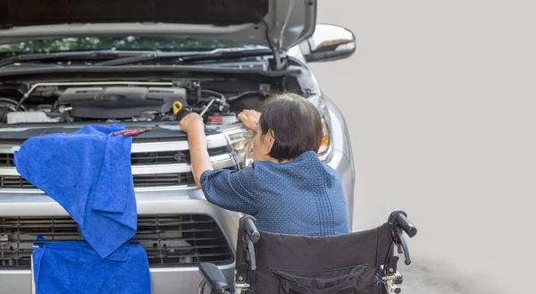 Donna anziana che ripara la sua auto — Foto Stock