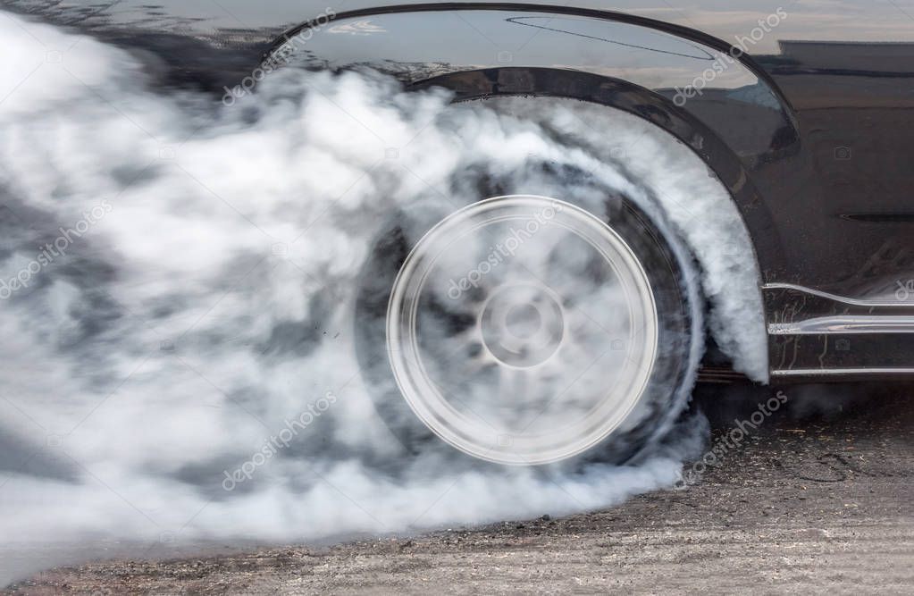 Dragster auto Burn-Out achter band met rook — Stockfoto ...