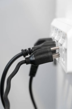 Tam olarak elektrik prizine takın 