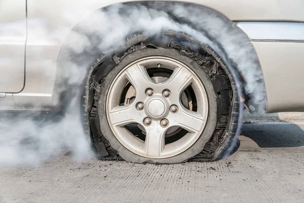 Reifenplatzer auf der Straße — Stockfoto