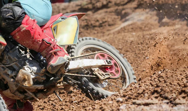 Motocrossförare öka hastighet i spåret — Stockfoto