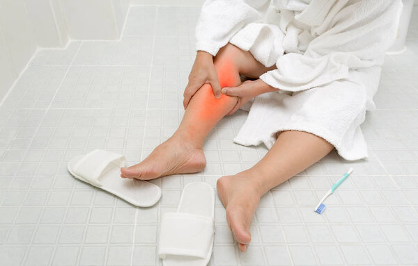 Женщина падает в ванной, потому что скользкие поверхности
