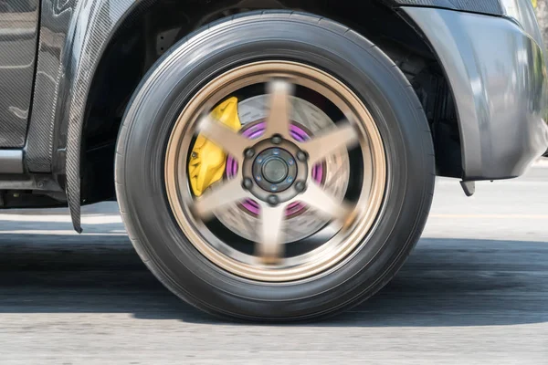 フロントのディスク ブレーキの suv 車 — ストック写真