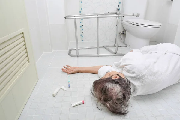 Äldre kvinna faller i badrummet eftersom hala ytor — Stockfoto