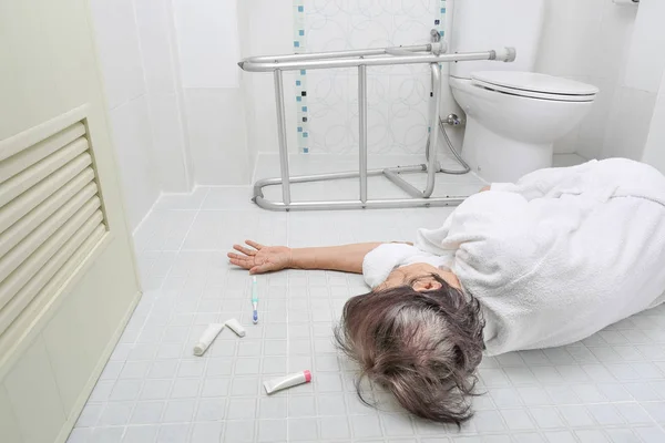 Elderly woman falling in bathroom because slippery surfaces — Stock Photo, Image