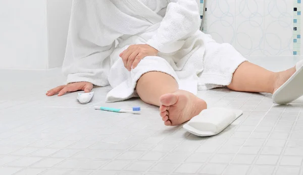 Vrouw die vallen in de badkamer omdat gladde oppervlakken — Stockfoto