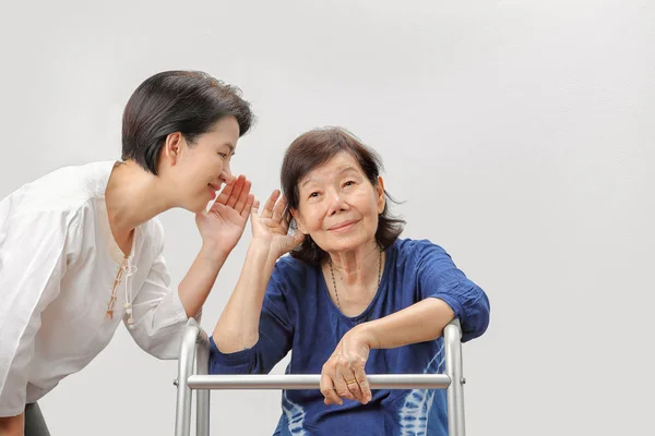 亚洲老年妇女听力丧失，重听 — 图库照片