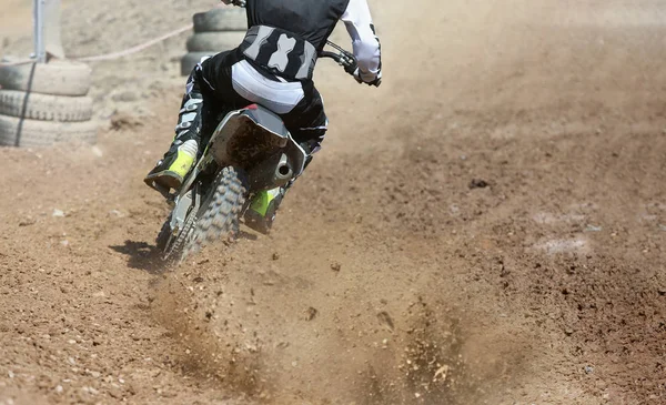 Motocrossförare öka hastighet i spåret — Stockfoto