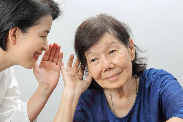 Asiático seniors mujer pérdida de audición, duro de la audición — Foto de Stock