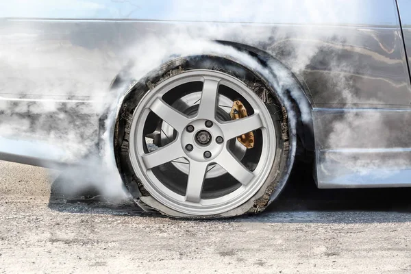 Praskla pneumatika na silnici — Stock fotografie