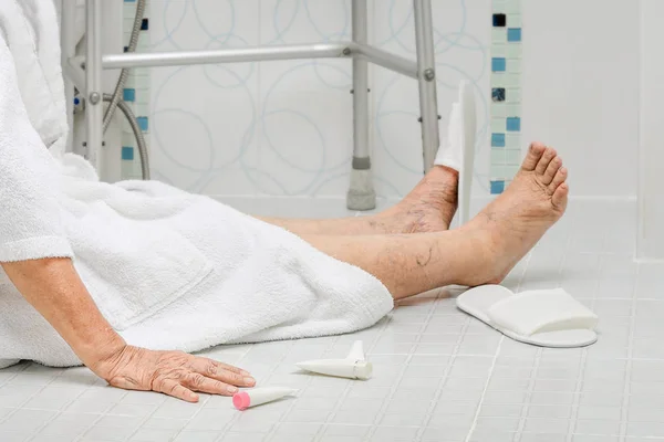 Anciana cayendo en el baño porque las superficies resbaladizas — Foto de Stock