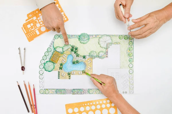 Peyzaj mimarı çizim ile istemci toplantısında değişen