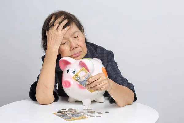 Femme âgée a peu d'argent — Photo