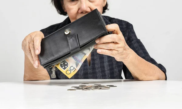 Ältere Frau hat wenig Geld — Stockfoto