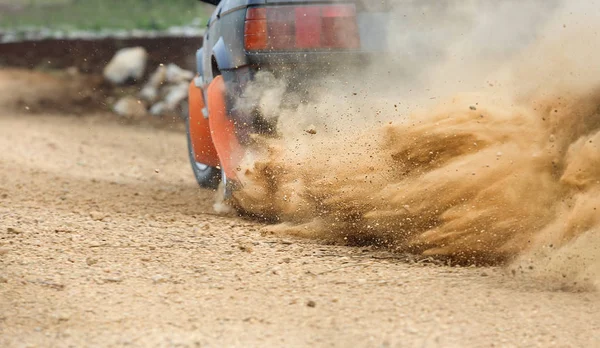 Rallye-Auto biegt in Feldweg ein — Stockfoto