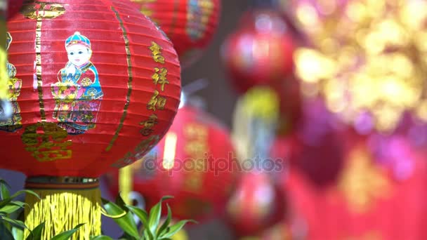 Linternas de año nuevo chino con texto de bendición significan feliz, saludable y la riqueza . — Vídeo de stock