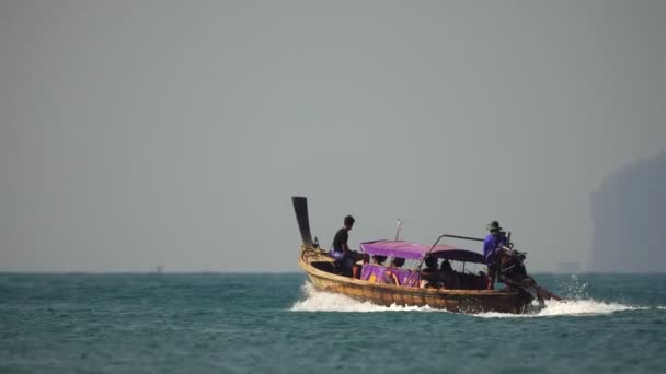 Langschwanzboote am Strand von ao nang, Krabi, Thailand — Stockvideo