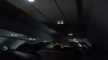Fırtına gece uçuş sırasında iç uçak