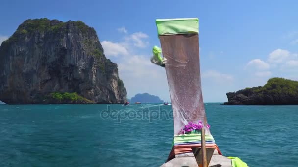 Båt på väg till Poda island (höger), Krabi Thailand — Stockvideo