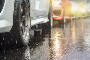 Bir yağmurlu günde trafik sıkışıklığı