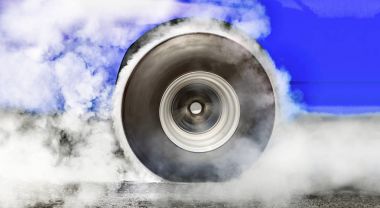 Drag race araba yarış için lastikler yakar