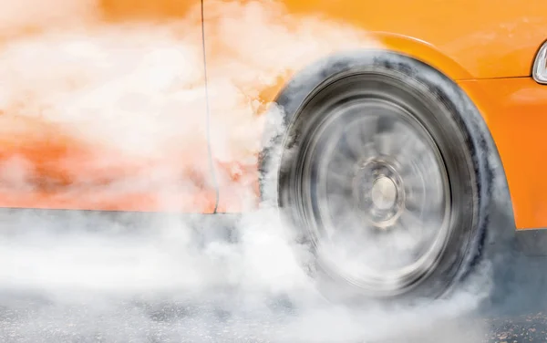 ドラッグ レース車の準備でそのタイヤからゴムを燃やす、 — ストック写真