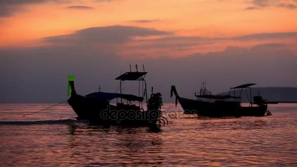Crepúsculo en la playa ao nang, Krabi Tailandia . — Vídeos de Stock