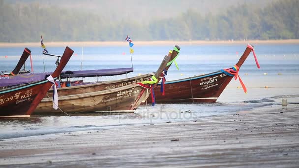 Barche a coda lunga in attesa di passeggeri alla spiaggia di Nopparat Thara — Video Stock