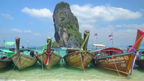 Barcos de cauda longa na ilha de Poda perto de Ao Nang Krabi Tailândia — Vídeo de Stock