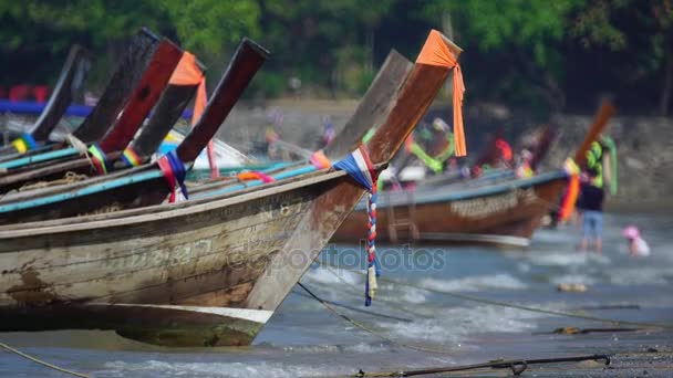 Barche a coda lunga in attesa di passeggeri sulla spiaggia. Ao Nang, Krabi, Thailandia . — Video Stock