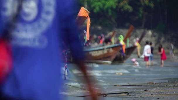 Barcos de cauda longa à espera de passageiros na praia. Ao Nang, Krabi, Tailândia . — Vídeo de Stock
